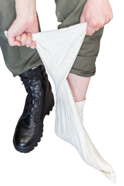 脚上裹着军靴图片下载