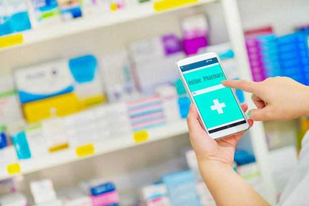 药剂师使用移动智能手机搜索显示在药房药房图片下载