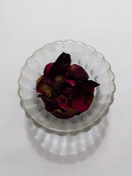 玻璃碗里的玫瑰花瓣图片下载