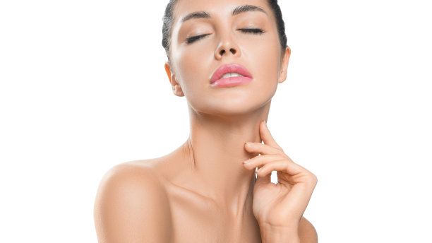 一个性感的女人的近距离肖像触摸她的颈部皮肤。图片下载