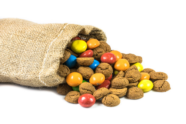 彩色胡椒糖在黄麻袋在白色的背景图片下载