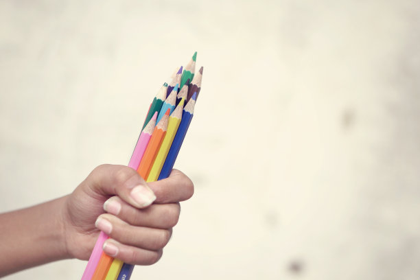 一只小手拿着彩色铅笔图片下载
