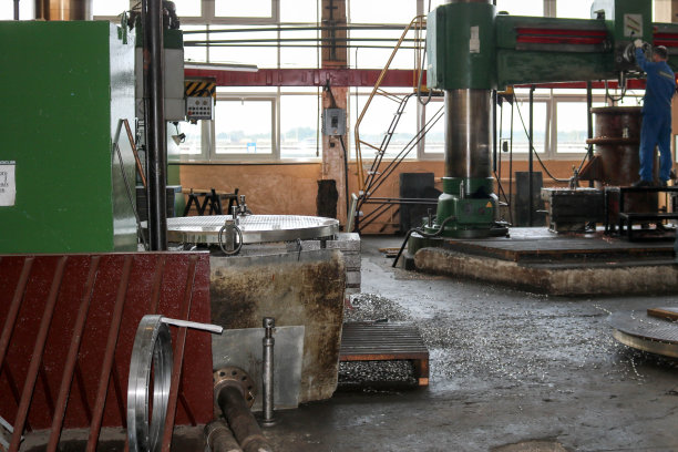 建筑内部有一个大型工业车间，里面有机床，还有一个仓库，里面有用于修理和制造工厂备件和设备的工具图片下载