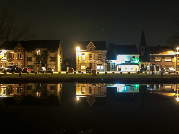 村庄倒影在水中图片下载