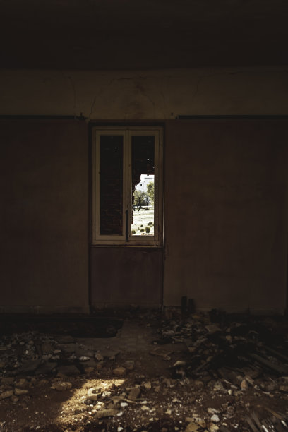废弃房屋的窗户被打破。图片下载