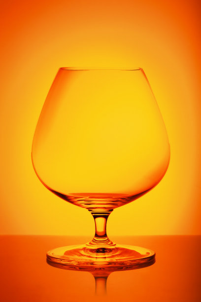 白兰地酒杯放在五彩缤纷的背景上图片下载