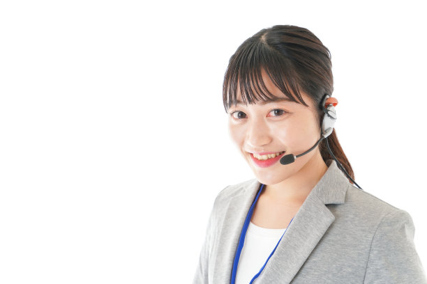 微笑着在呼叫中心工作的女人图片下载