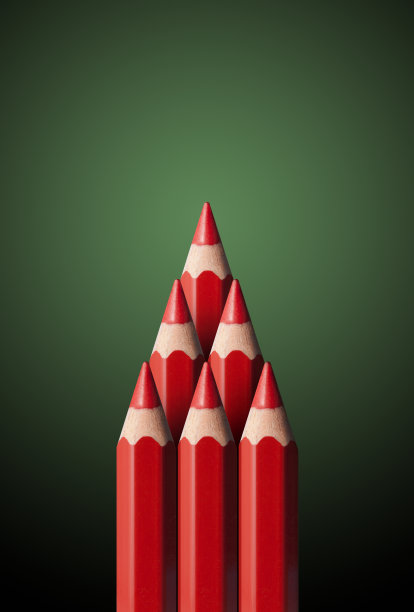 用红铅笔做成的圣诞树图片下载