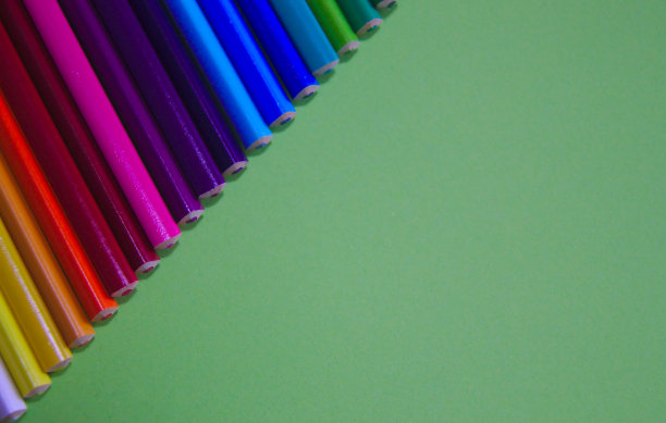 绿色表面上的钢笔图片下载