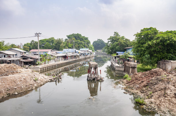 在泰国曼谷的一条运河上的建设图片下载