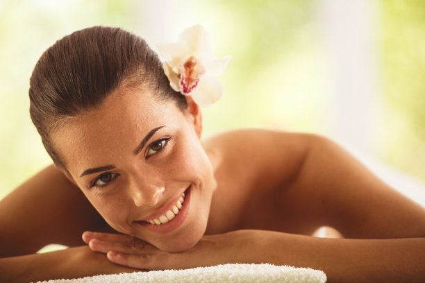 周末享受水疗的女人图片下载