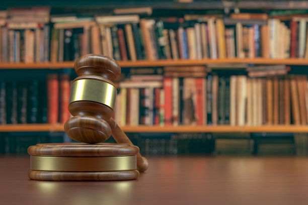 木桌上的木槌，正义的概念图片下载