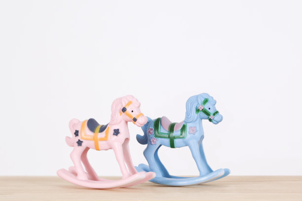 粉色和蓝色摇摆马玩具图片下载