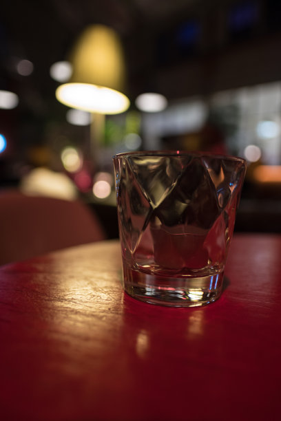 茶灯威士忌杯。图片下载