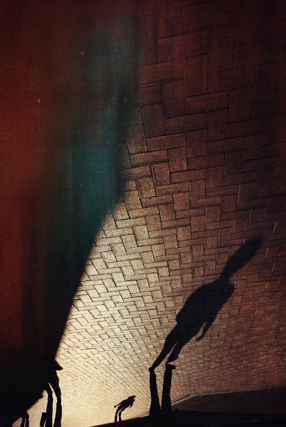 行走的人的影子图片下载