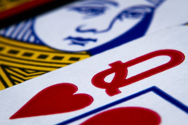 微距拍摄扑克牌，红心皇后特写照片图片下载