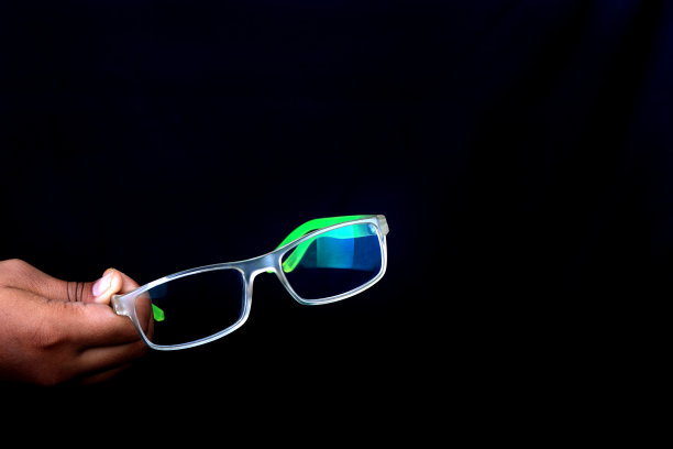 近视的人戴眼镜图片下载