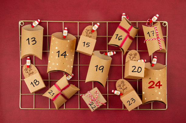 将降临历与工艺纸盒放在网眼板上。图片下载