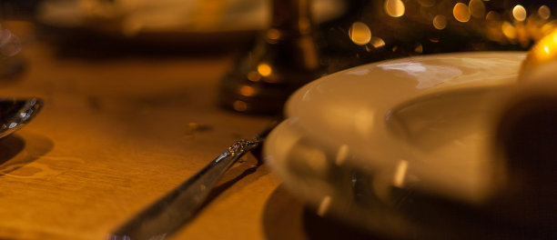 圣诞晚餐，浪漫的烛光和圣诞装饰图片下载