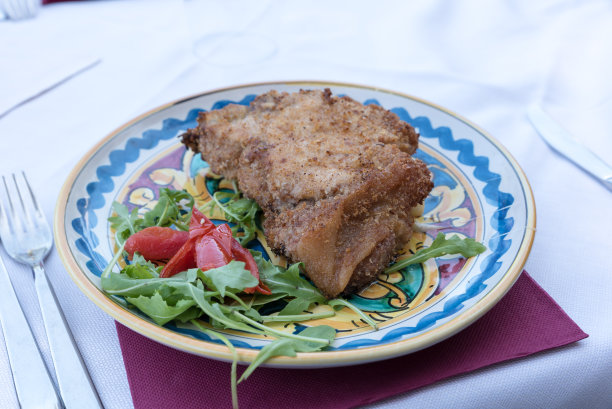 炸肉排和芝麻菜图片下载