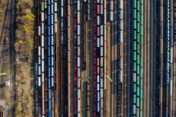 俯视图的彩色货运列车。图片下载