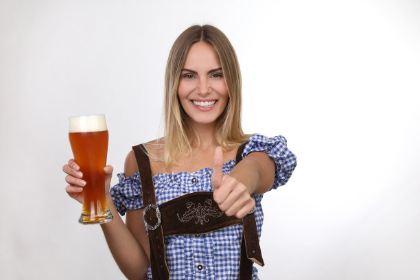 金发碧眼，穿着紧身连衣裙，喝着啤酒，吃着椒盐卷饼图片下载