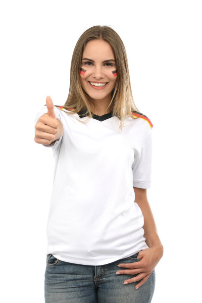 穿着德国球迷t恤的女人在演播室里化妆图片下载