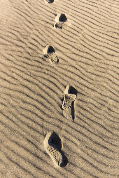 海边沙滩上的鞋印图片下载