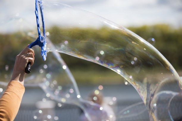 手吹肥皂泡图片下载