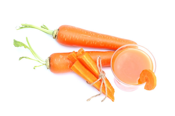 一杯胡萝卜汁和新鲜胡萝卜孤立在白色背景图片下载