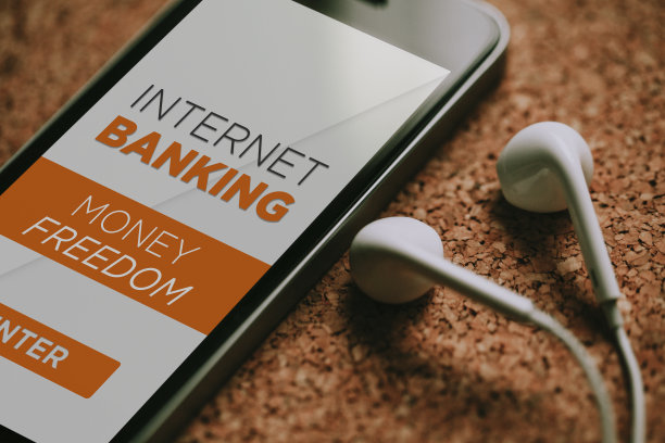 近距离的手机与互联网银行的应用程序在屏幕上。图片下载