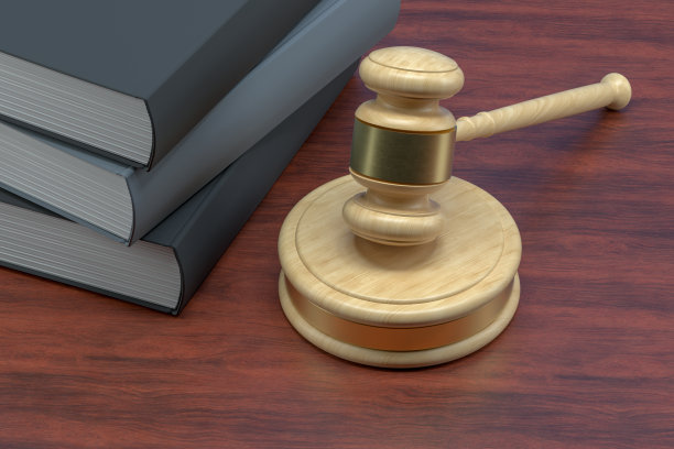 木桌上的木槌和法律书籍图片下载