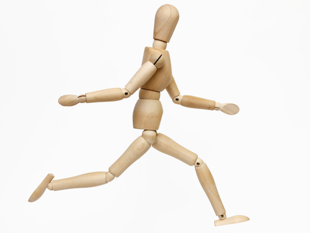 白色背景上的木制假人图片下载