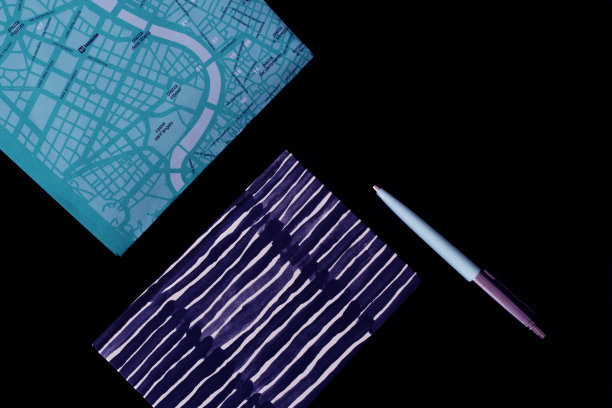 一本书的俯视图计划旅游与城市地图的罗马。图片下载