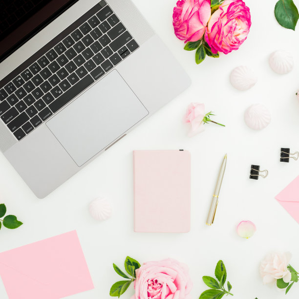 笔记本电脑，玫瑰，日记本和白色背景的信封。平的。前视图。图片下载