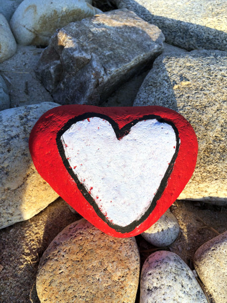 石心在石堆图片下载