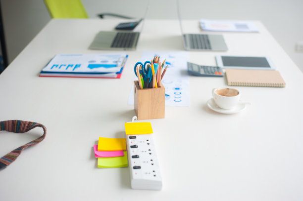 配有工作设备的会议桌。图片下载