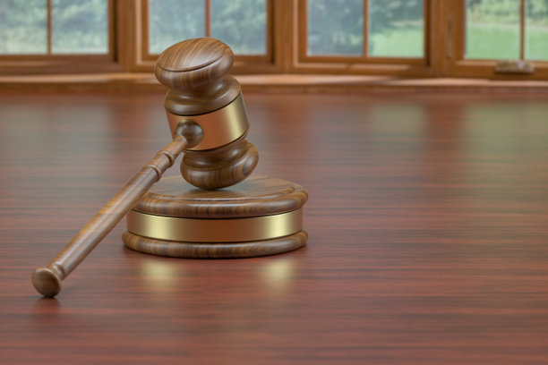 木桌上的木槌，正义的概念图片下载