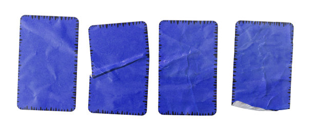 新一套哑光蓝色纸贴纸在白色背景，皱巴巴的纸粘。图片下载