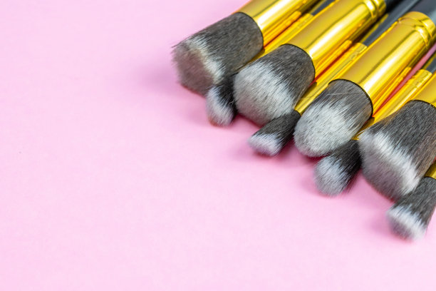 化妆刷粉隔离在粉红色与复制空间。美米图片下载