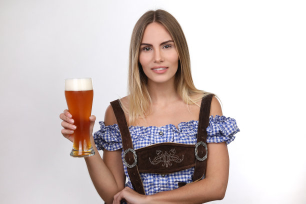 金发碧眼，穿着紧身连衣裙，喝着啤酒，吃着椒盐卷饼图片下载