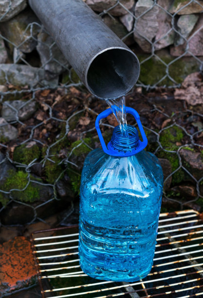 在源头灌装一个塑料瓶图片下载