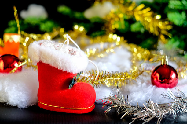 圣诞红靴或圣诞老人的鞋放在质朴的木桌上，圣诞背景。图片下载