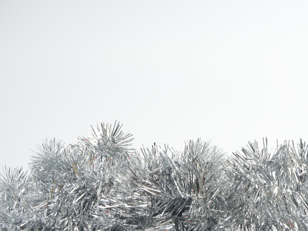 圣诞和新年的装饰品，银色的花环在白色的背景图片下载