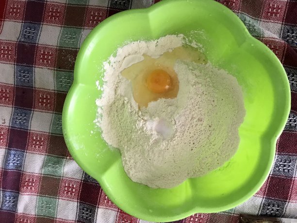 绿色盘子里有黄鸡蛋的蛋糕。图片下载