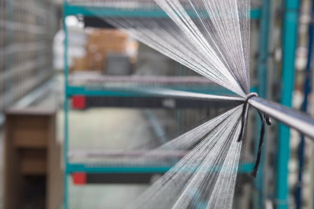 关闭织机上运行的纱线线的宏观细节。纱线线背景线。纱线线纹纹理。织物纹理的背景图片下载