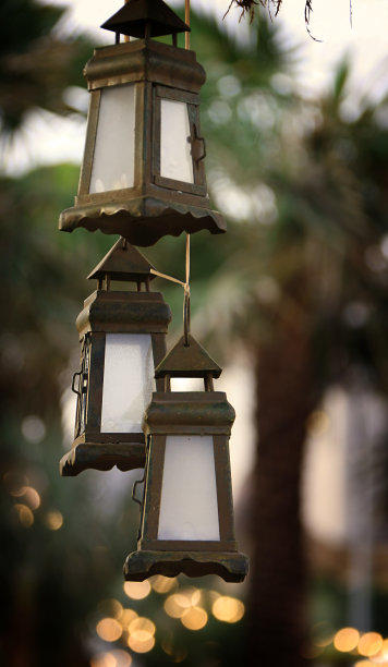 三个圣诞灯笼图片下载