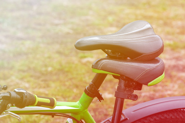 两辆自行车的座位靠在一起图片下载