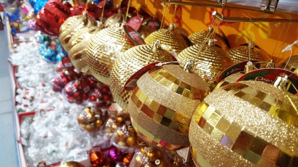 俄罗斯符拉迪沃斯托克——2019年11月16日:圣诞玩具在商店里摆放。图片下载