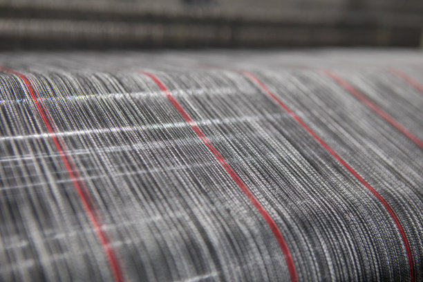 织布机上的纱线线。织布机一种织布机，用来制作衣服或编织标签服装工业用织布机。图片下载